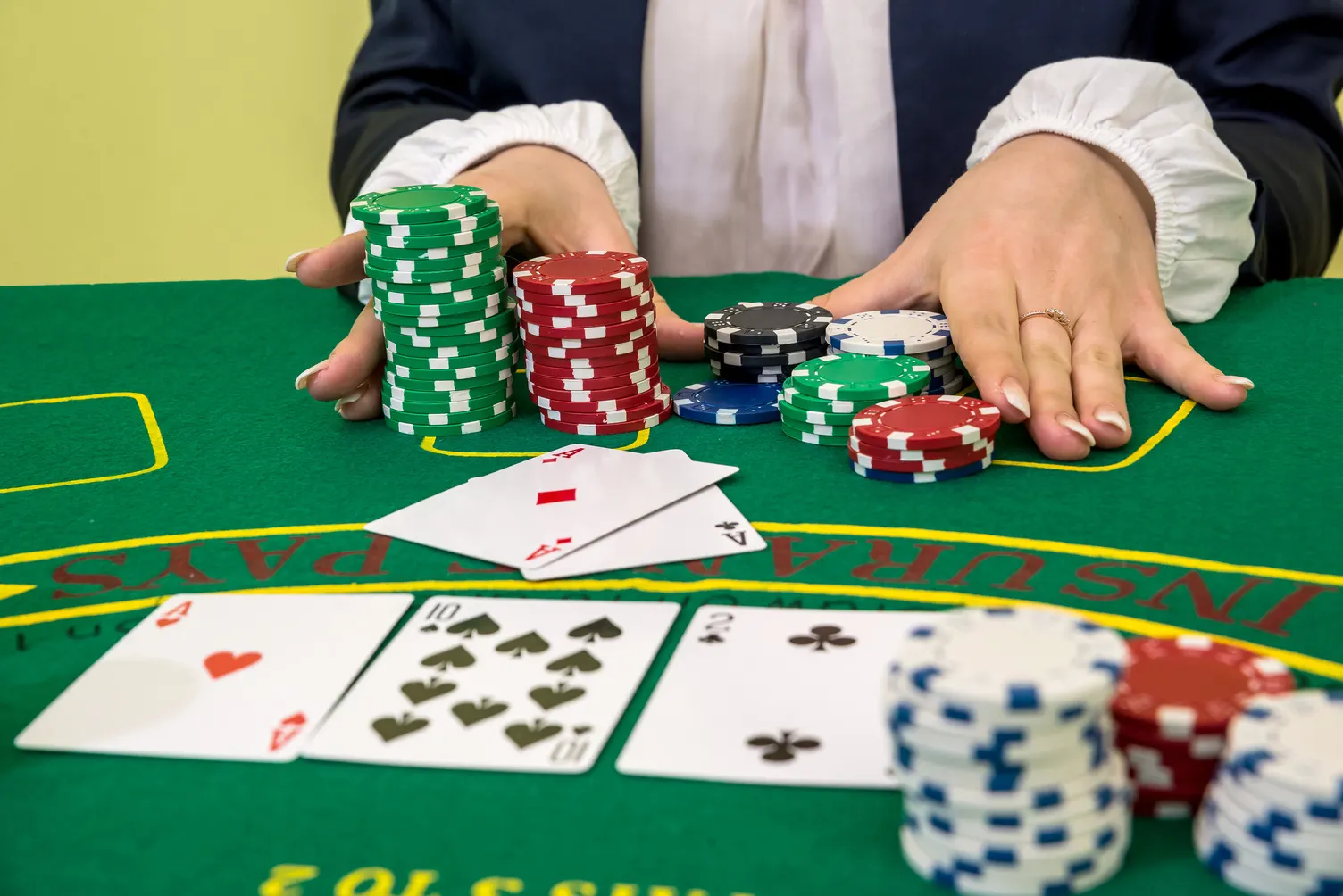 Baccarat Sky88 có đa dạng bàn cược với nhiều mức cược khác nhau phù hợp với đa số người chơi