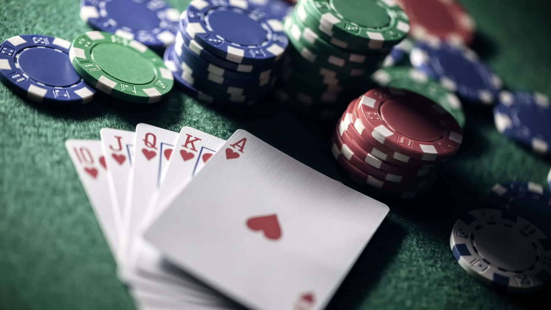 Khi chơi Poker Sky88, người chơi sẽ được trải nghiệm đa dạng bàn chơi với các mức cược khác nhau